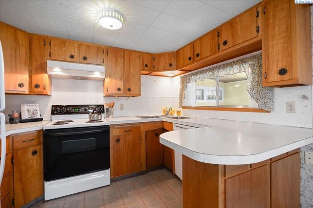 302 Rossell Ave, Richland, WA 99352