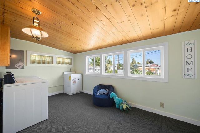 302 Rossell Ave, Richland, WA 99352