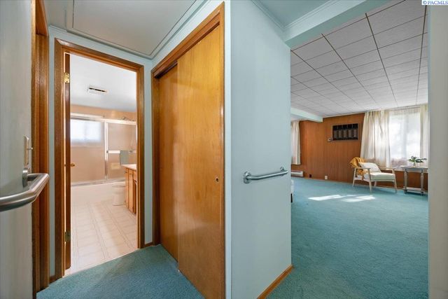 302 Rossell Ave, Richland, WA 99352