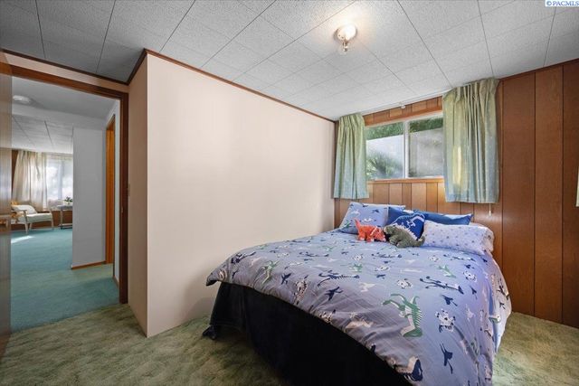 302 Rossell Ave, Richland, WA 99352