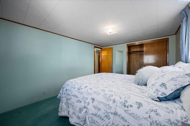 302 Rossell Ave, Richland, WA 99352