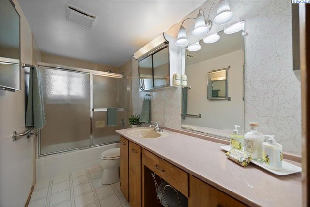 302 Rossell Ave, Richland, WA 99352