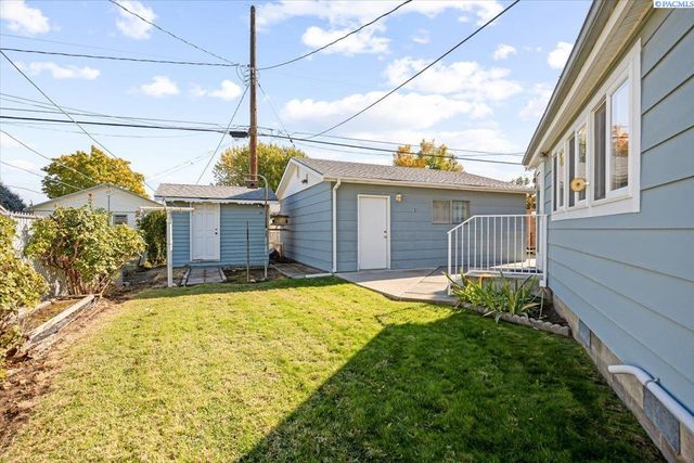 302 Rossell Ave, Richland, WA 99352