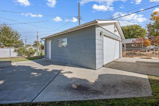 302 Rossell Ave, Richland, WA 99352