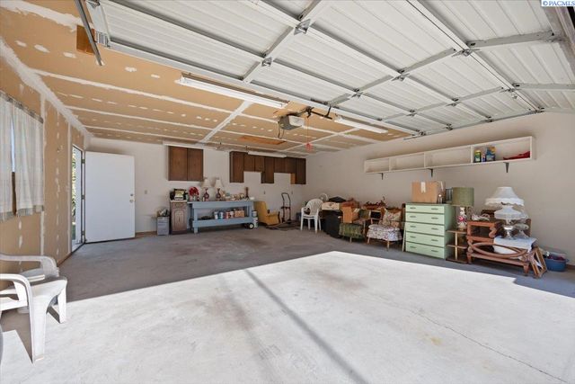 302 Rossell Ave, Richland, WA 99352