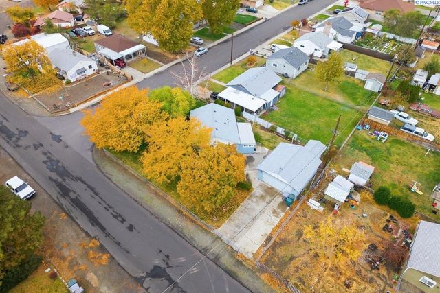 302 Rossell Ave, Richland, WA 99352