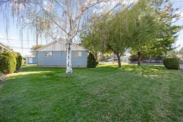 302 Rossell Ave, Richland, WA 99352