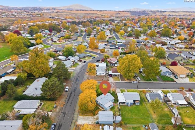 302 Rossell Ave, Richland, WA 99352
