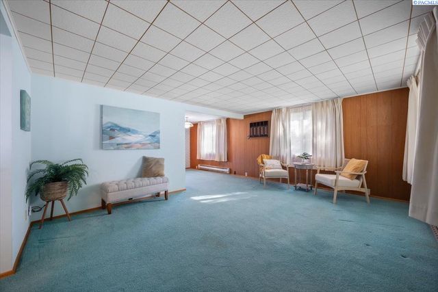 302 Rossell Ave, Richland, WA 99352