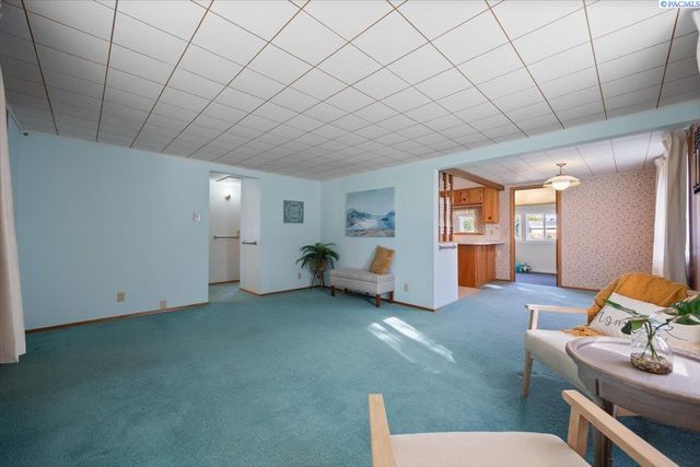 302 Rossell Ave, Richland, WA 99352