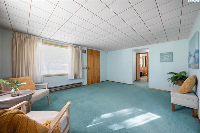 302 Rossell Ave, Richland, WA 99352