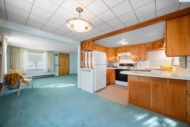 302 Rossell Ave, Richland, WA 99352