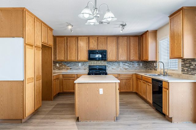 648 11th Street, Sanger, CA 93657