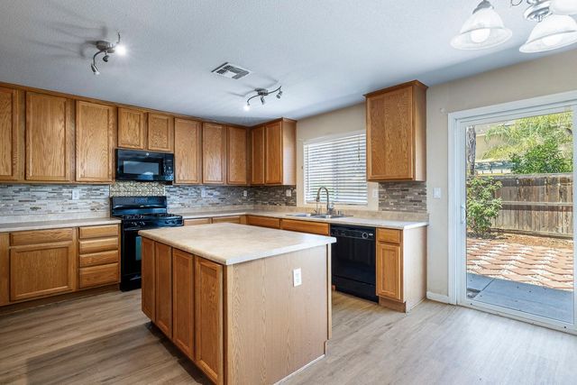 648 11th Street, Sanger, CA 93657