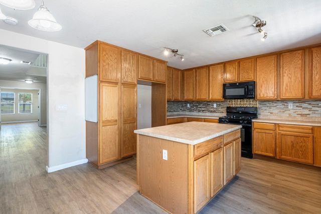 648 11th Street, Sanger, CA 93657