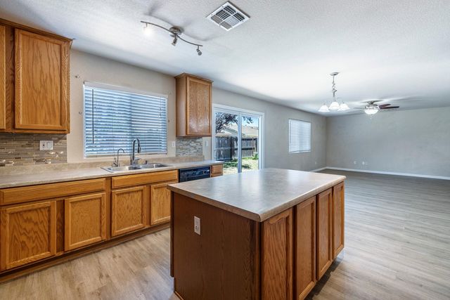 648 11th Street, Sanger, CA 93657