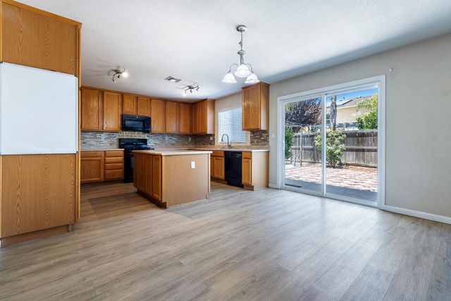 648 11th Street, Sanger, CA 93657