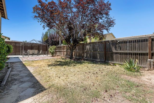 648 11th Street, Sanger, CA 93657