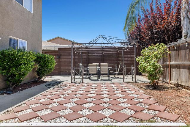 648 11th Street, Sanger, CA 93657