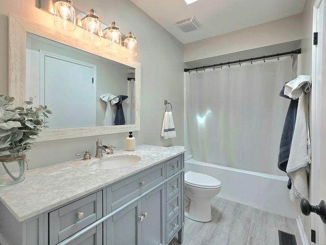 300 W Woodlawn Road, New Lenox, IL 60451