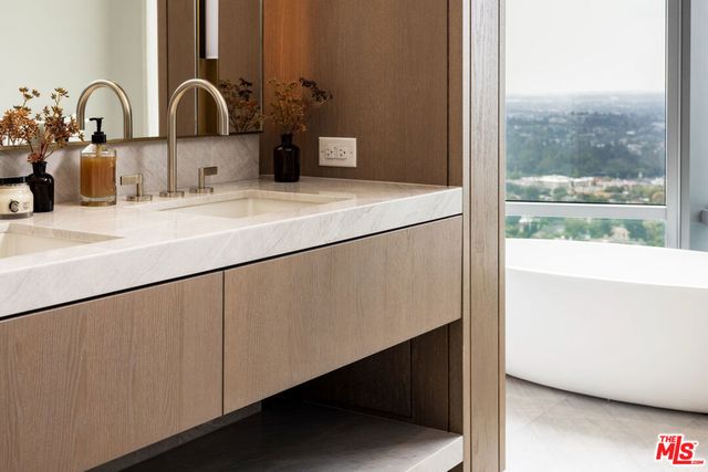 211 W Elm Court 29C, Los Angeles, CA 90067