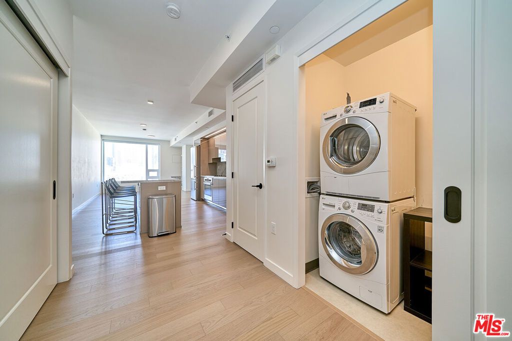 Image 12 of property listing at 1050 S Grand Avenue 1008, Los Angeles, CA 90015