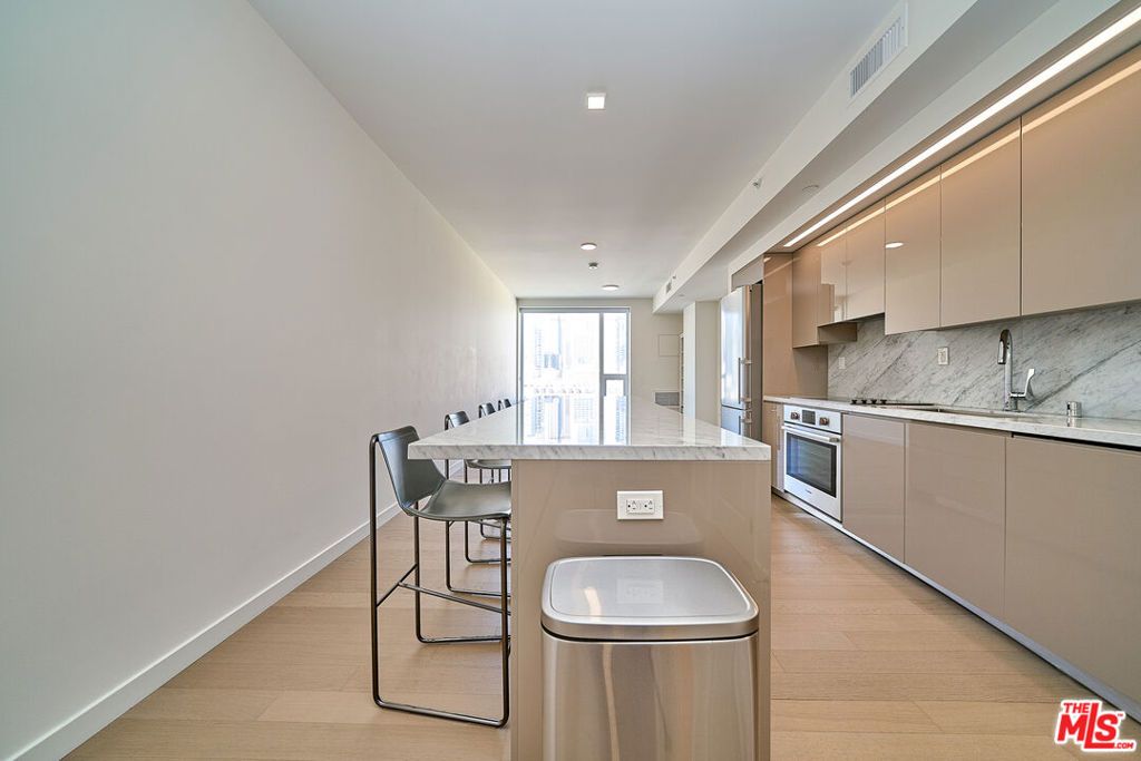 Image 13 of property listing at 1050 S Grand Avenue 1008, Los Angeles, CA 90015
