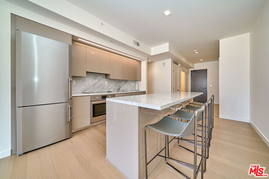 Image 16 of property listing at 1050 S Grand Avenue 1008, Los Angeles, CA 90015