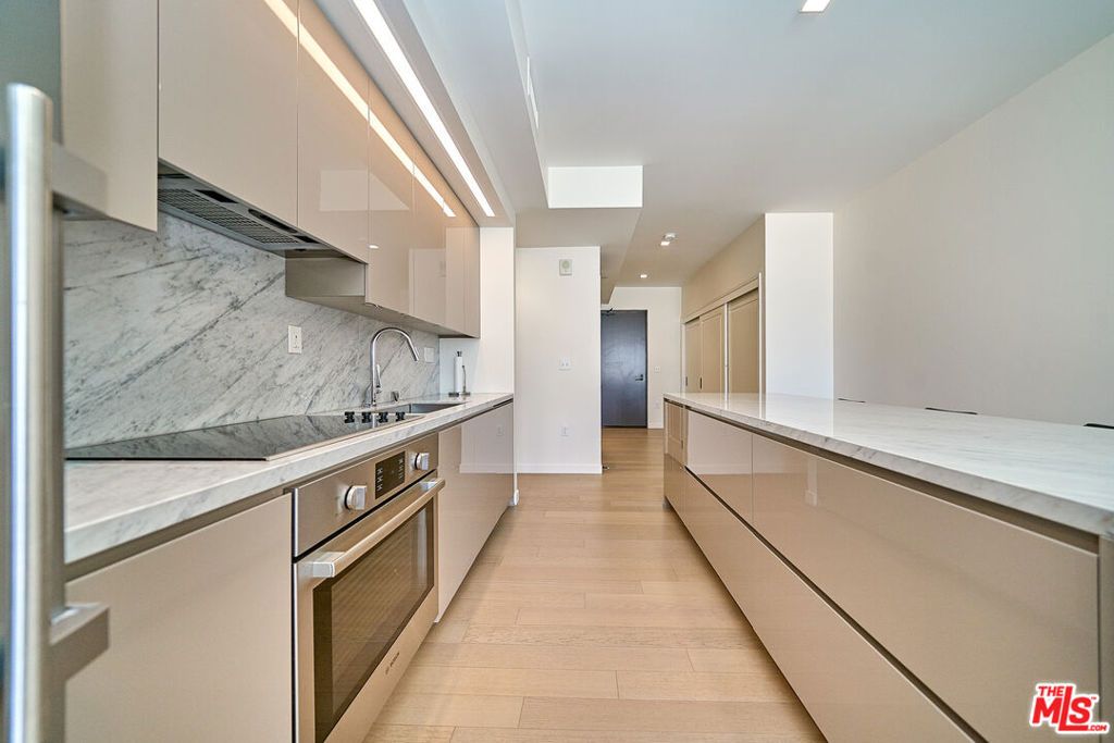 Image 17 of property listing at 1050 S Grand Avenue 1008, Los Angeles, CA 90015