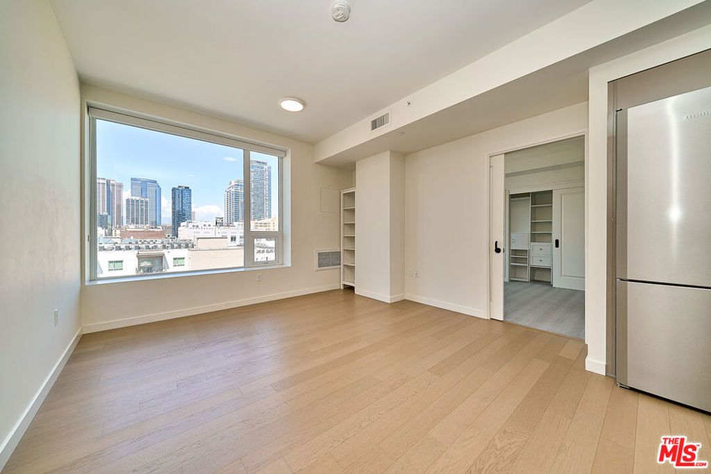 Image 19 of property listing at 1050 S Grand Avenue 1008, Los Angeles, CA 90015