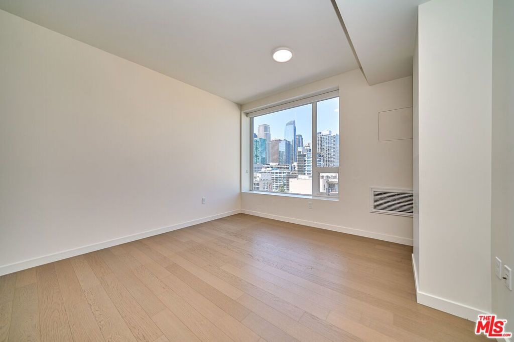 Image 21 of property listing at 1050 S Grand Avenue 1008, Los Angeles, CA 90015