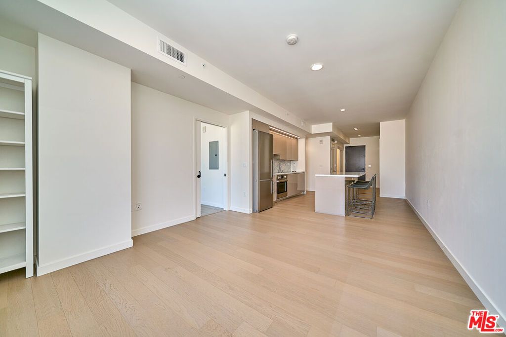 Image 22 of property listing at 1050 S Grand Avenue 1008, Los Angeles, CA 90015