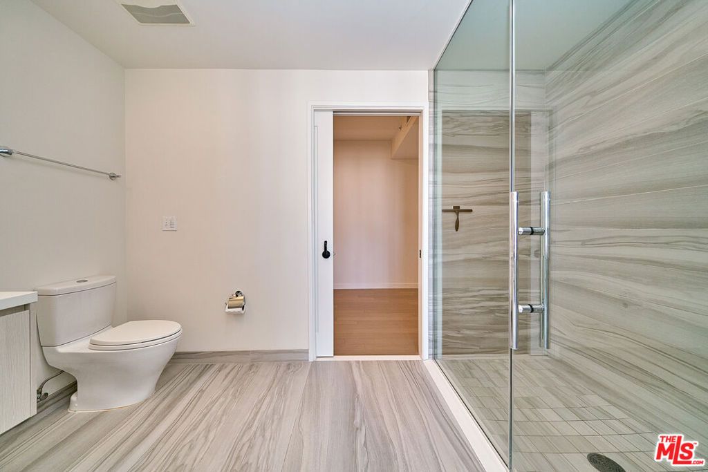 Image 30 of property listing at 1050 S Grand Avenue 1008, Los Angeles, CA 90015