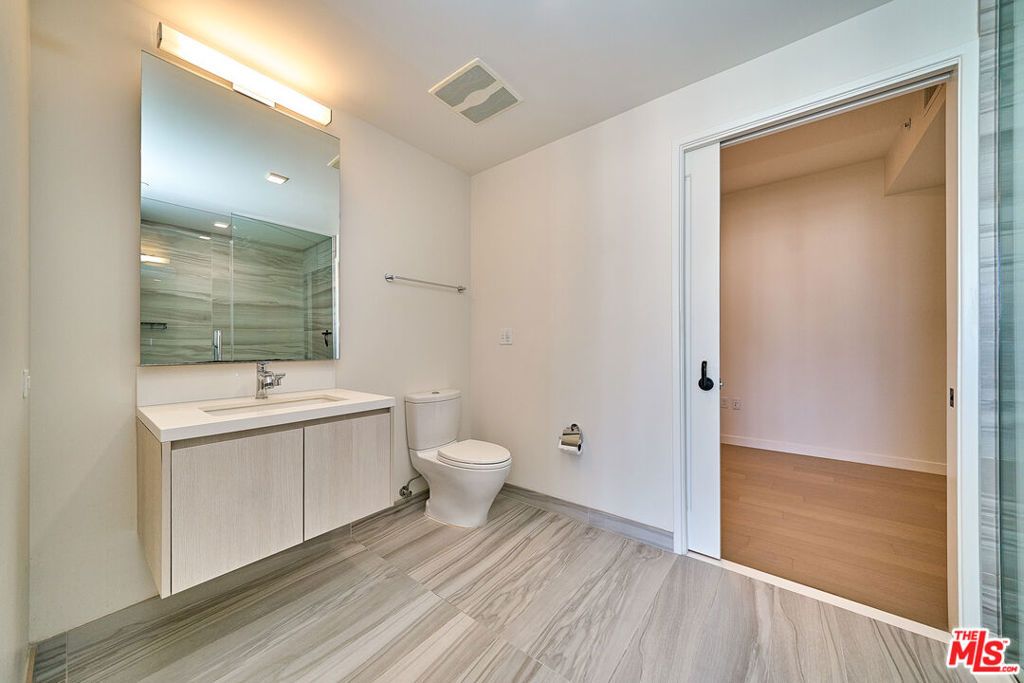 Image 31 of property listing at 1050 S Grand Avenue 1008, Los Angeles, CA 90015
