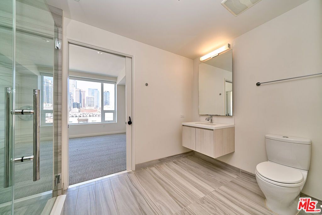 Image 32 of property listing at 1050 S Grand Avenue 1008, Los Angeles, CA 90015