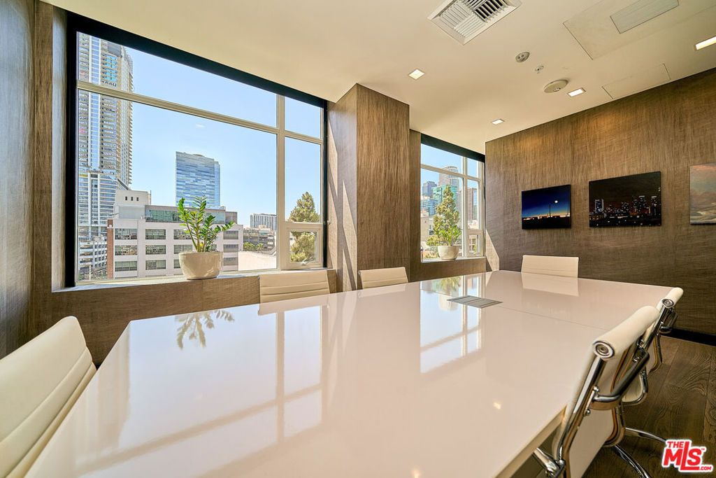 Image 42 of property listing at 1050 S Grand Avenue 1008, Los Angeles, CA 90015