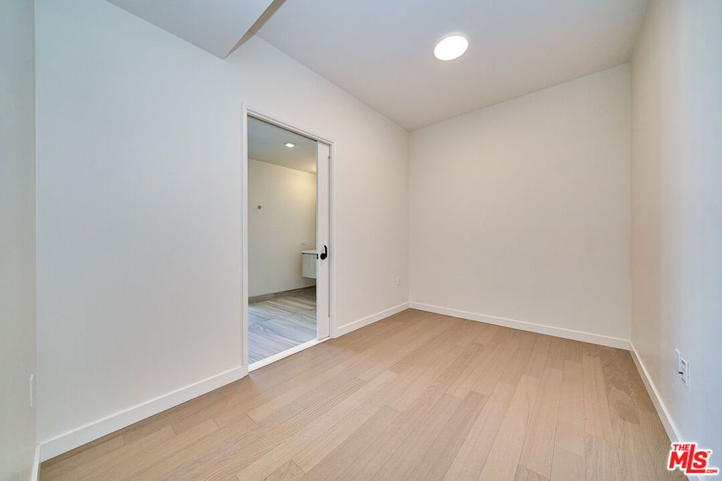 Image 8 of property listing at 1050 S Grand Avenue 1008, Los Angeles, CA 90015