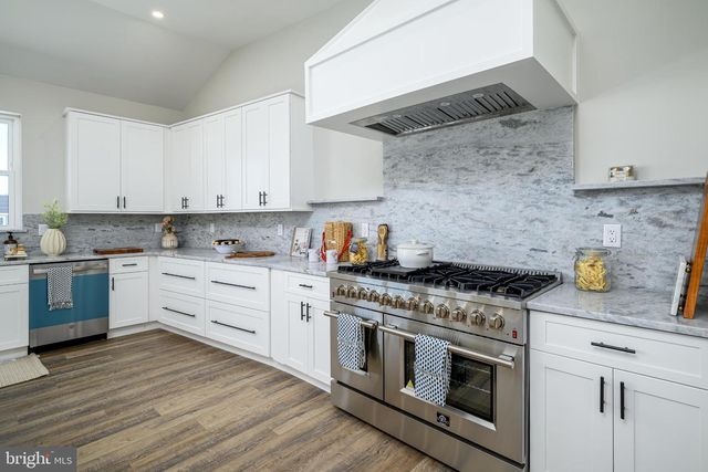 1426 PAUL BLVD, Manahawkin, NJ 08050