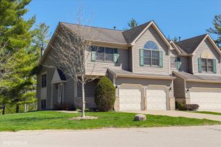 102 River Bluff Court, Carpentersville, IL 60110