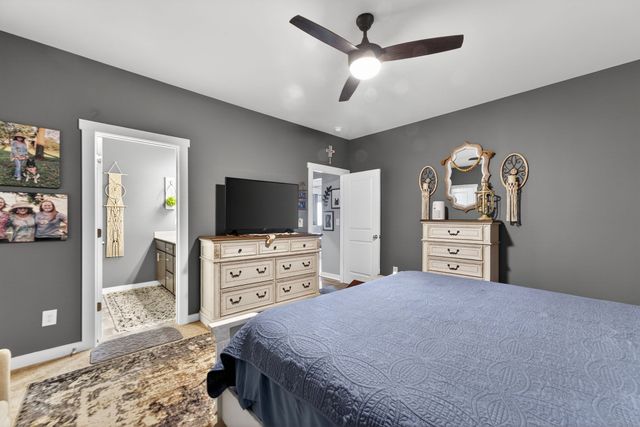 135 Triple Crown Ct, Shelbyville, TN 37160