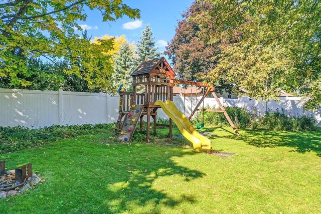 829 MEADOWBROOK DRIVE, Green Bay, WI 54313