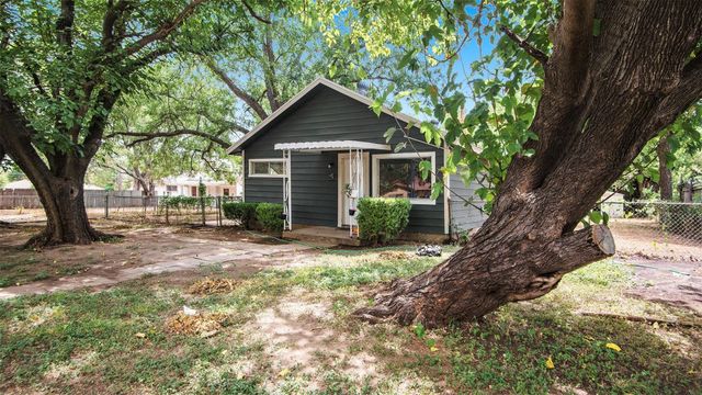 1111 Saint Edwards Street, River Oaks, TX 76114