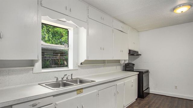 1111 Saint Edwards Street, River Oaks, TX 76114