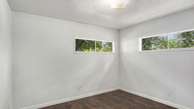 1111 Saint Edwards Street, River Oaks, TX 76114