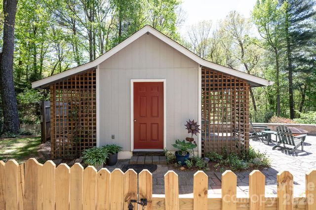 29 Blueberry Lane, Fairview, NC 28730