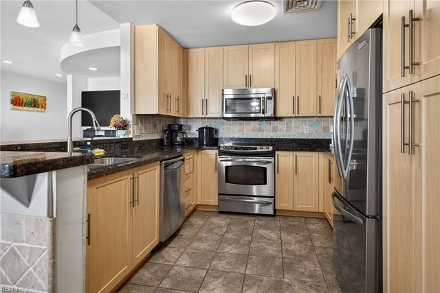 3738 Sandpiper Rd Apt 101B, Virginia Beach, VA 23456