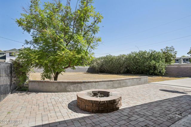 702 W Why Worry Lane, Phoenix, AZ 85021