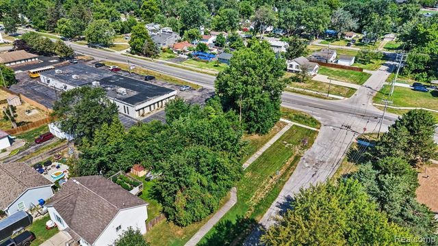 2703 Pontiac Lake Road, Waterford, MI 48328