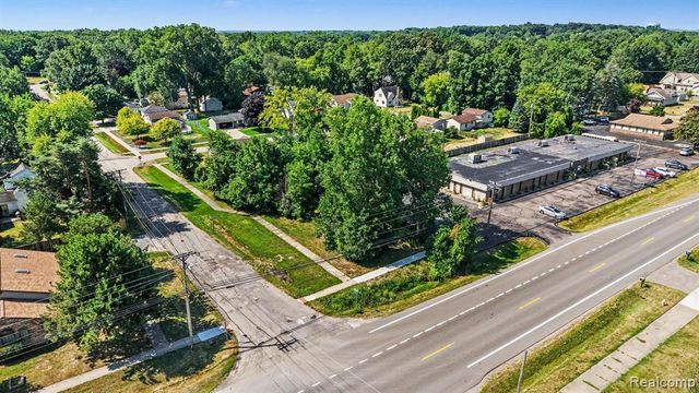 2703 Pontiac Lake Road, Waterford, MI 48328