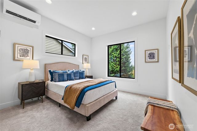 719 95th Avenue NE, Bellevue, WA 98004